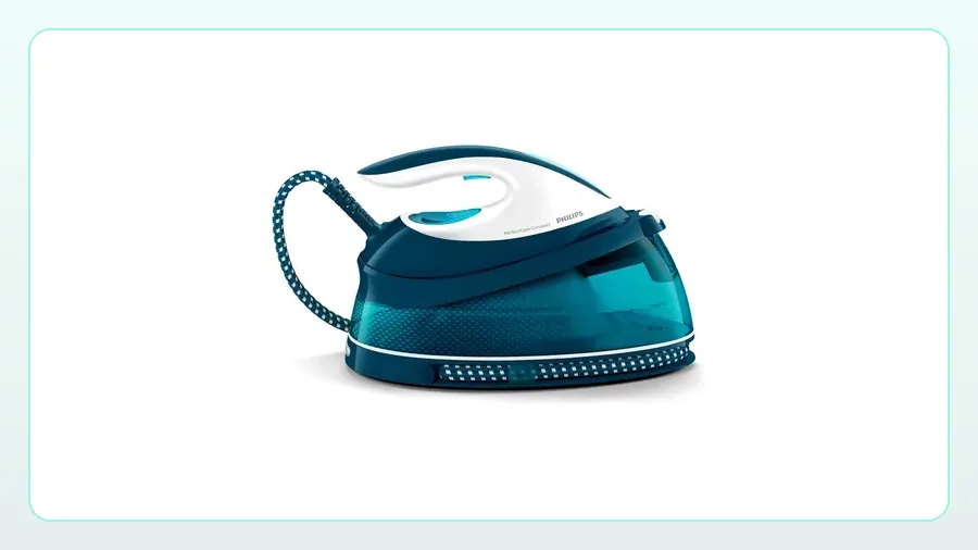 Centrale vapeur compacte sur fond clair